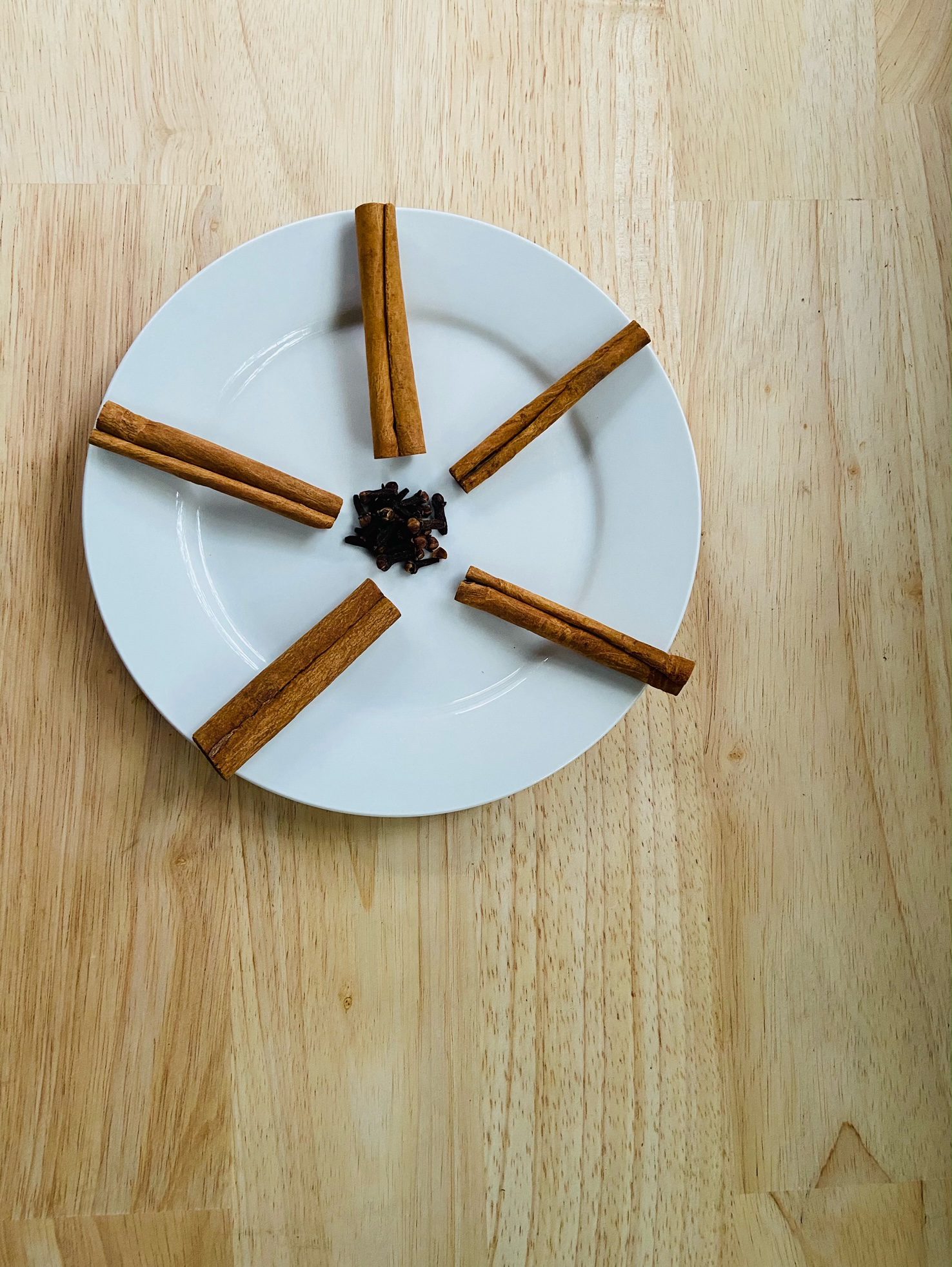 cinnamon sticks with cloves
